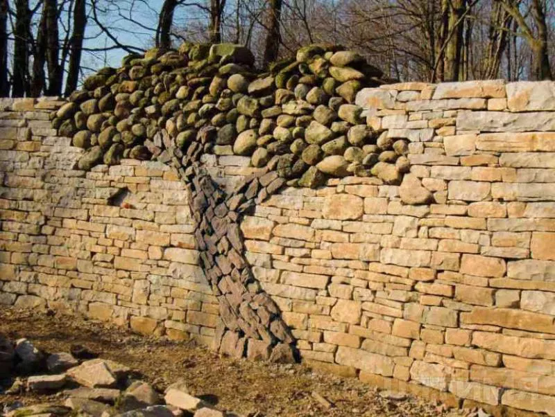 Забор из натурального камня с декоративными элементами