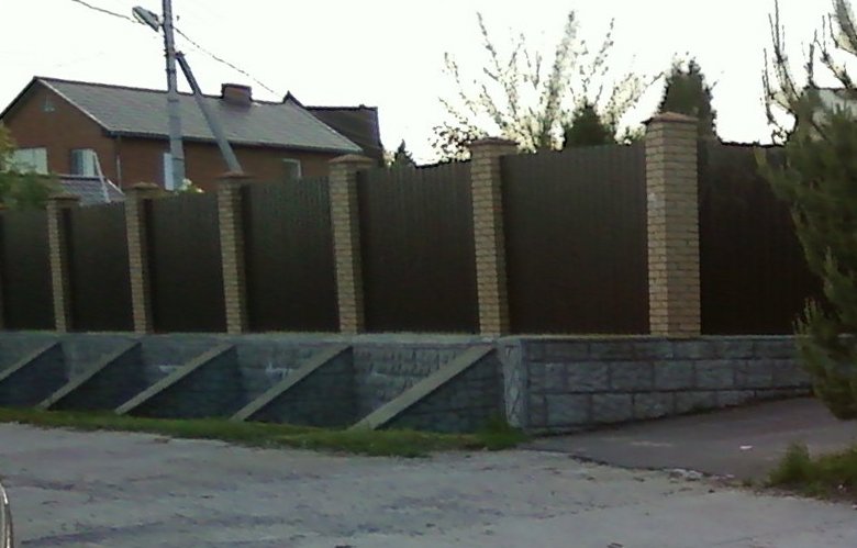 Фотография № 3: забор на участке с уклоном, установленный на выровненном по высоте фундаменте