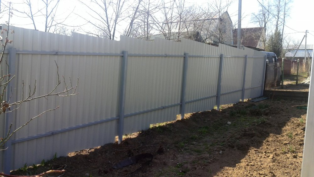 Фотография № 6: забор из профнастила, смонтированный по ступенчатой технологии