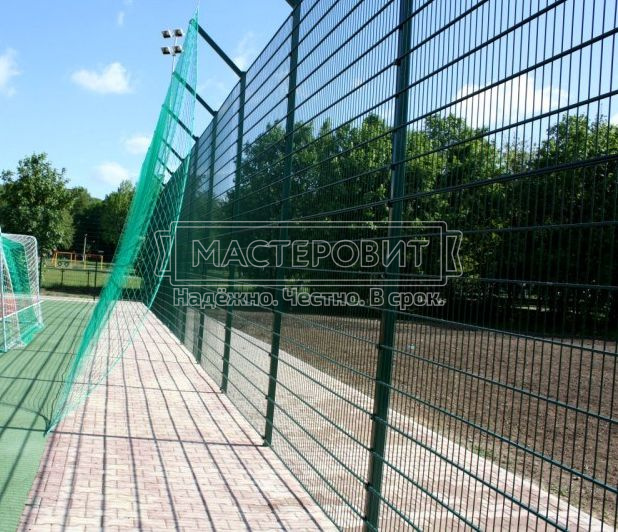 Футбольный 2D-забор с дополнительной заградительной сеткой
