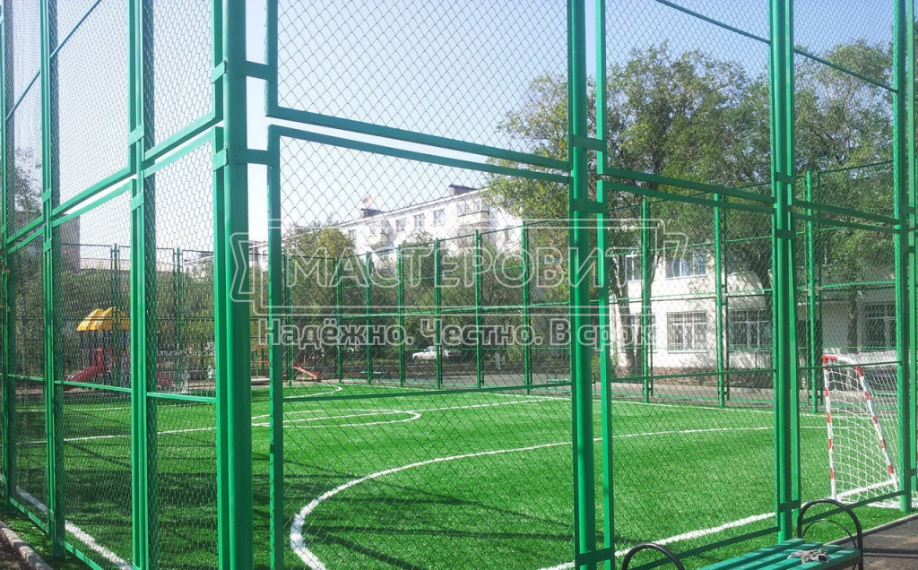 Футбольный забор с секциями из сетки-рабицы