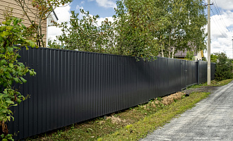 Забор из профнастила с двусторонним полимерным покрытием: эстетика и надёжность